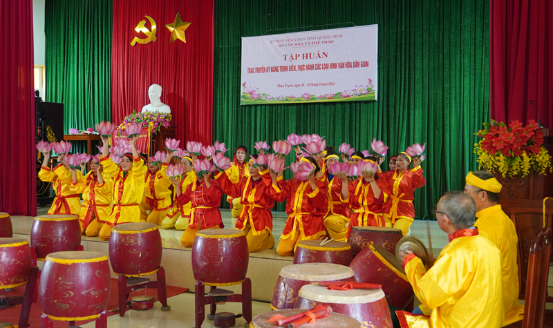 Tiết mục trình diễn báo cáo của học viên lớp học tại xã Nhân Trạch.