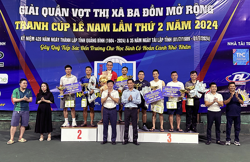 Ban tổ chức giải trao giải cho các đội.