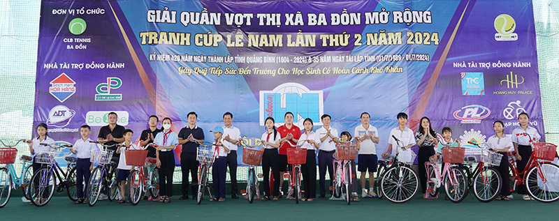 Trao xe đạp cho học sinh có hoàn cảnh khó khăn.