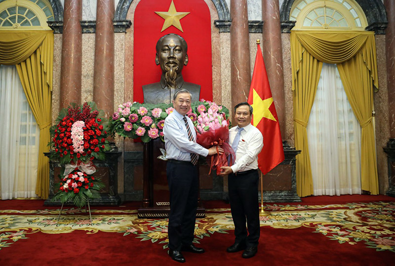 Thay mặt Tổ ĐHQH 12, đồng chí Bí thư Tỉnh ủy, Trưởng đoàn ĐBQH tỉnh Quảng Bình Vũ Đại Thắng tặng hoa chúc mừng đồng chí Đại tướng Tô Lâm, Chủ tịch nước  