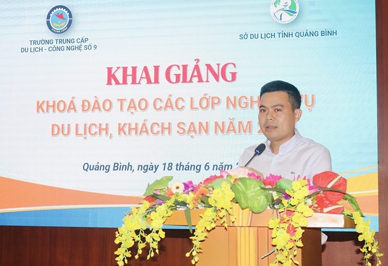 Đại diện Sở Du lịch phát biểu tại buổi khai giảng.