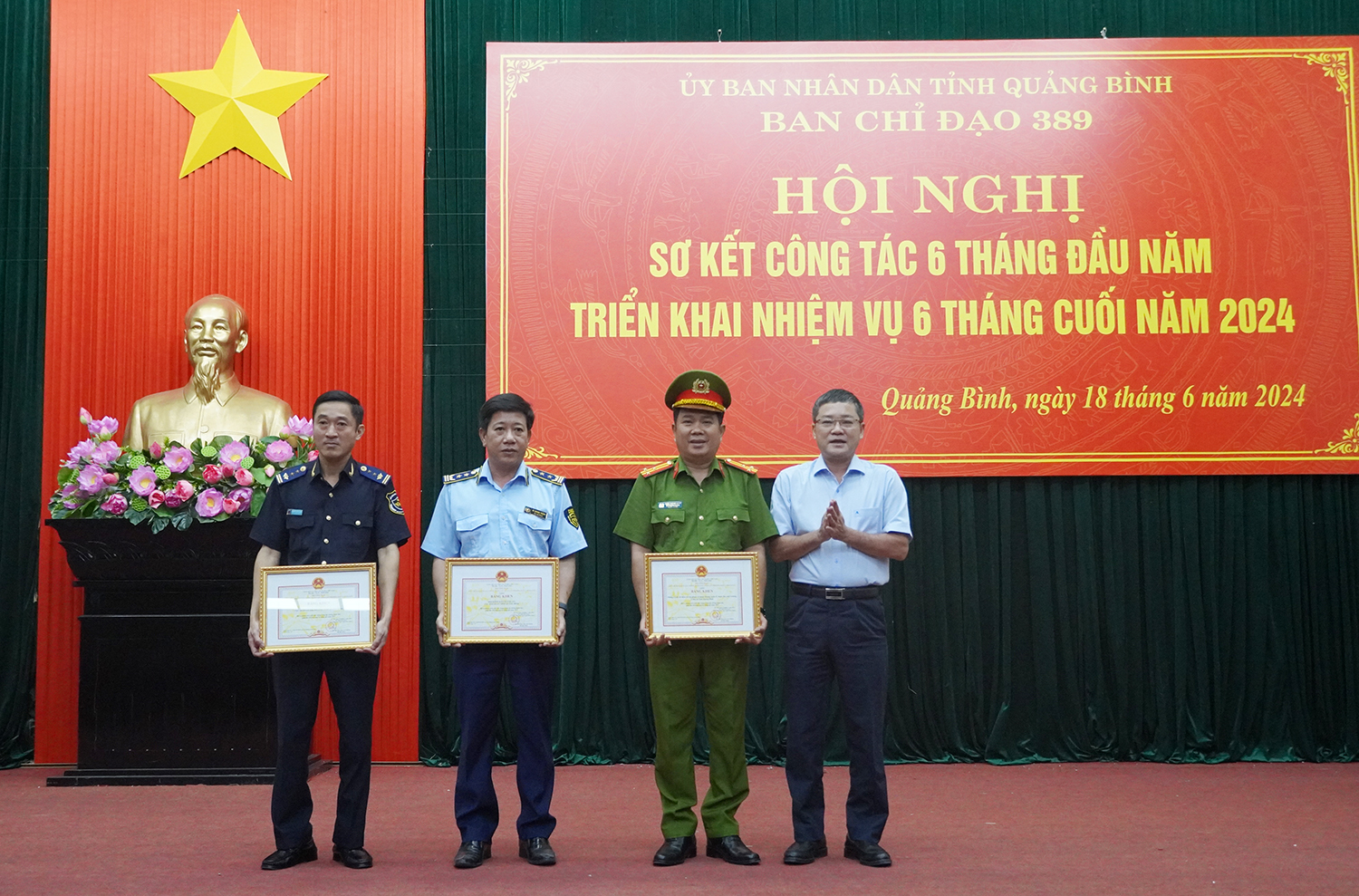Trao bằng khen của Trưởng ban Chỉ đạo 389 quốc gia cho các tập thể đã có thành tích xuất sắc trong công tác chống buôn lậu, gian lận thương mại và hàng giả năm 2023.