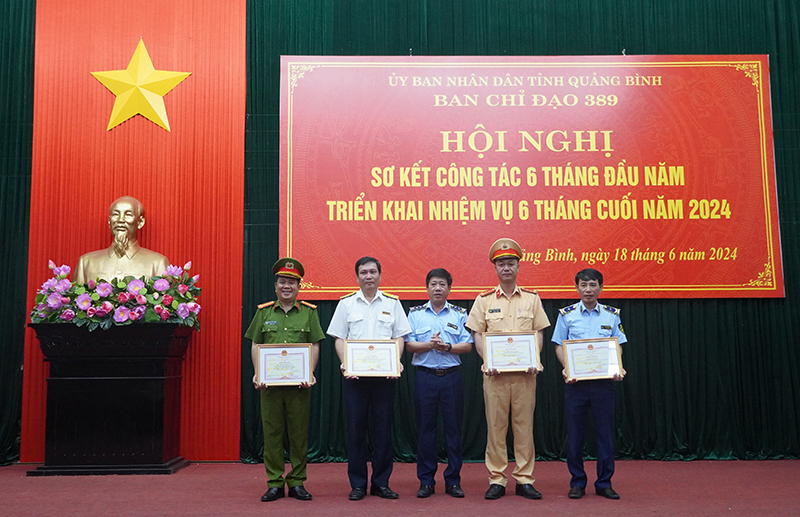 Trao bằng khen của Trưởng ban Chỉ đạo 389 quốc gia cho các cá nhân đã có thành tích xuất sắc trong công tác chống buôn lậu, gian lận thương mại và hàng giả năm 2023.