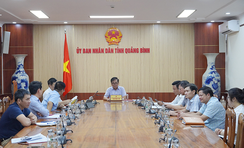 Đồng chí Phó Chủ tịch Thường trực UBND tỉnh Đoàn Ngọc Lâm và các đại biểu dự hội nghị tại điểm cầu Quảng Bình.