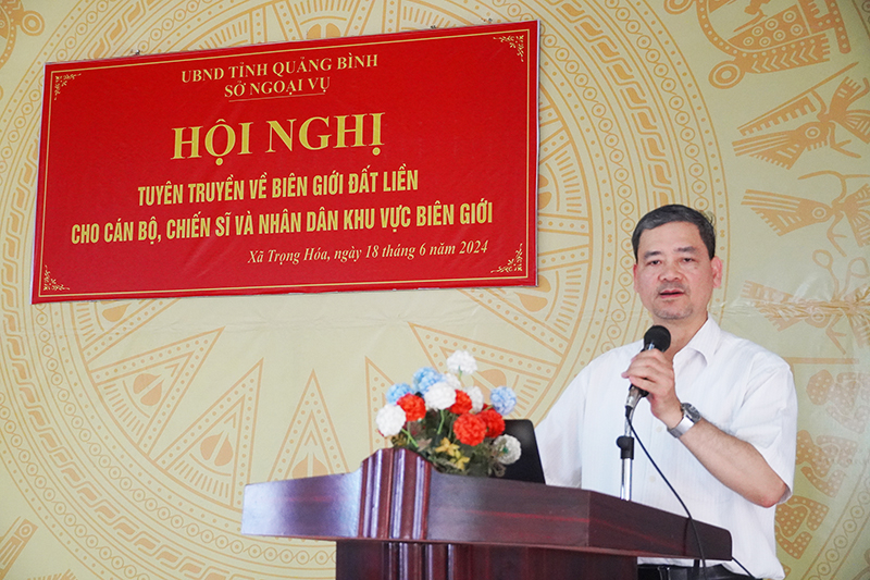 Ông Nguyễn Hoàng Hải- Phó Vụ trưởng, Vụ biên giới phía Tây, Uỷ ban biên giới quốc gia (Bộ Ngoại giao) tuyên truyền về công tác quản lý biên giới đất liền.