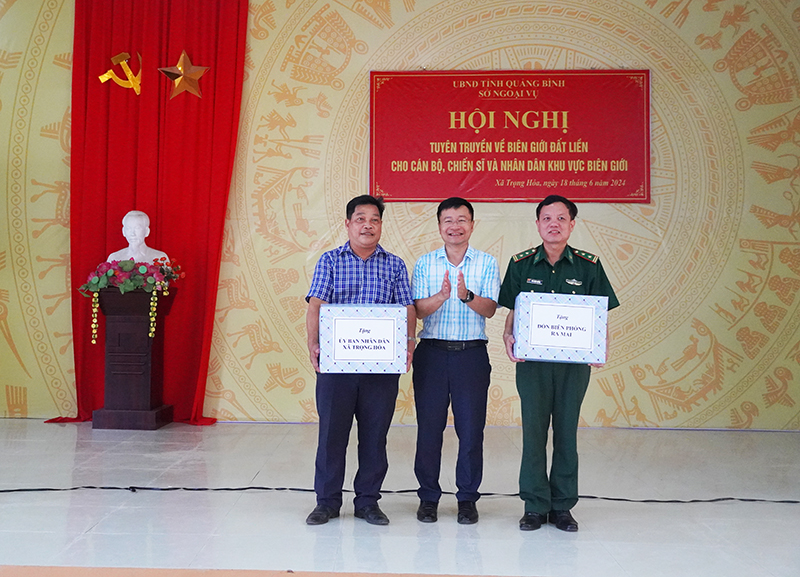 Sở Ngoiaj vụ tặng quà cho Đồn Biên phòng Rai Mai và UBND xã Trọng Hoá.