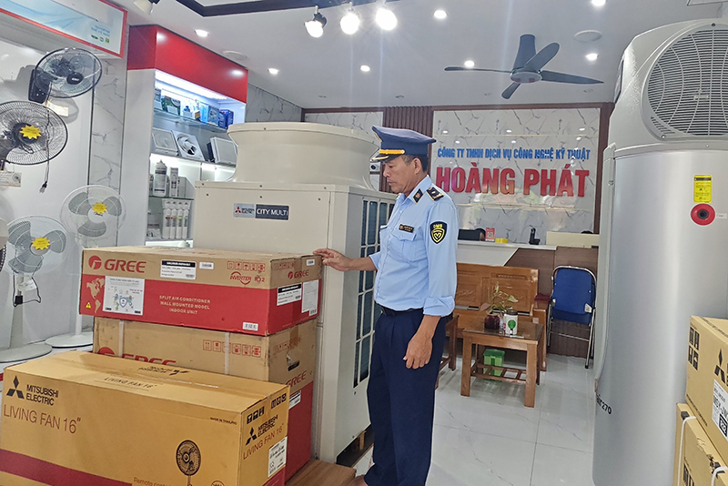 Lực lượng QLTT kiểm tra việc chấp hành pháp luật trong kinh doanh tại Công ty TNHH dịch vụ công nghệ kỹ thuật Hoàng Phát.
