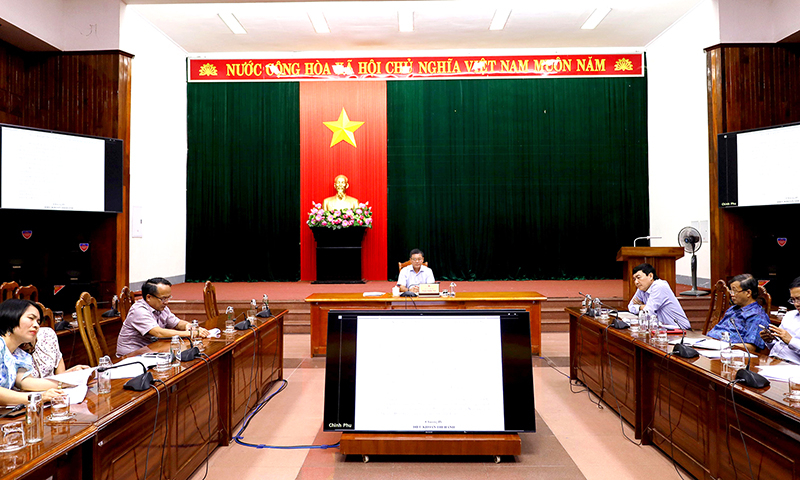Đồng chí Phó Chủ tịch UBND tỉnh Phan Phong Phú và các đại biểu dự hội nghị tại điểm cầu Quảng Bình.