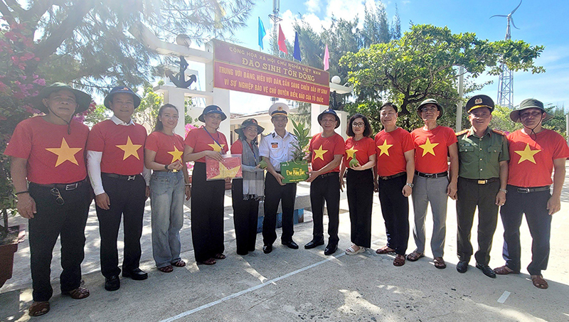 Trung tá Đỗ Văn Diễn, đảo trưởng đảo Sinh Tồn Đông tặng cây bàng vuông cho đoàn công tác.