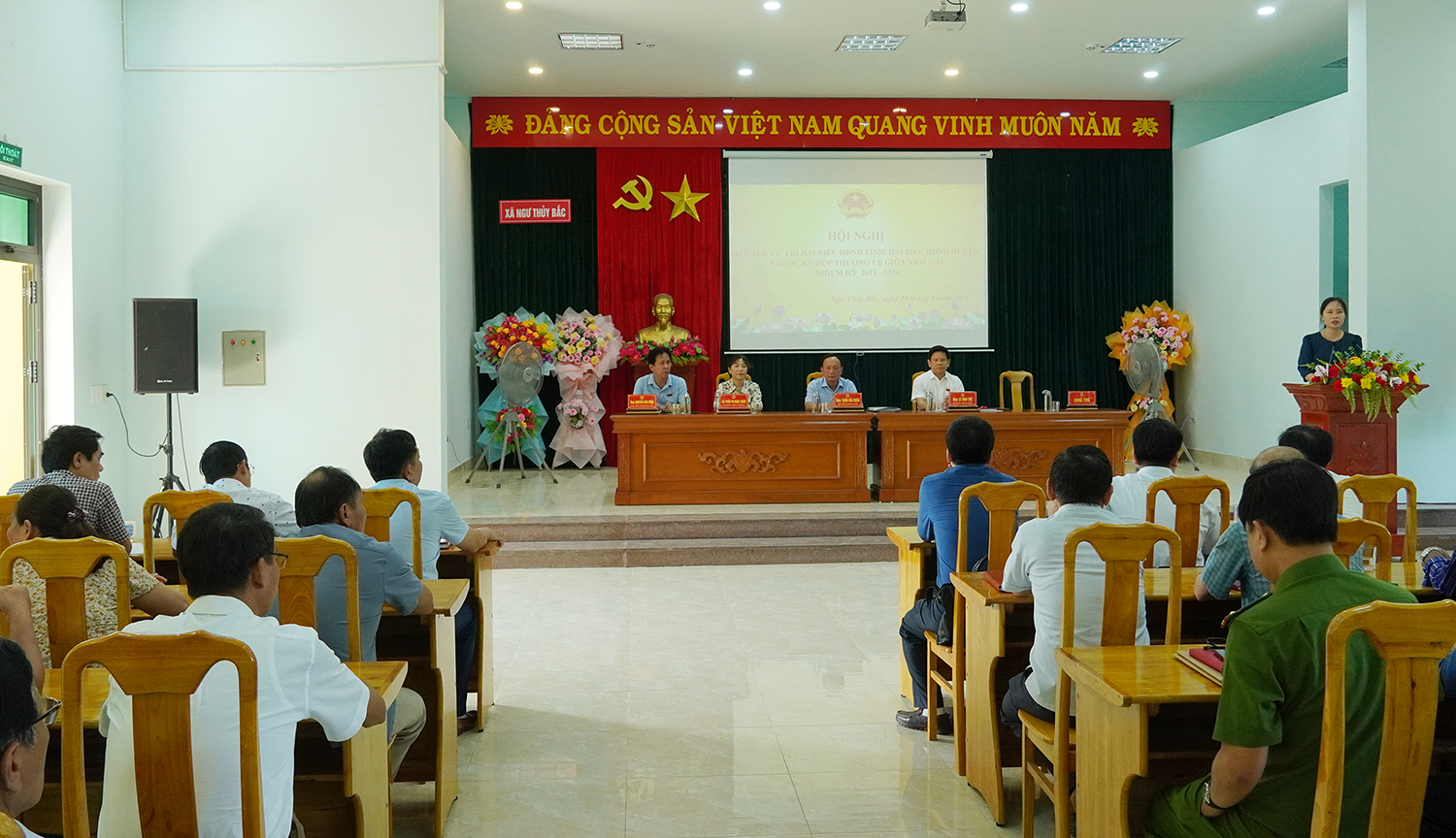  Quang cảnh hội nghị tiếp xúc cử tri tại xã Ngư Thủy Bắc.