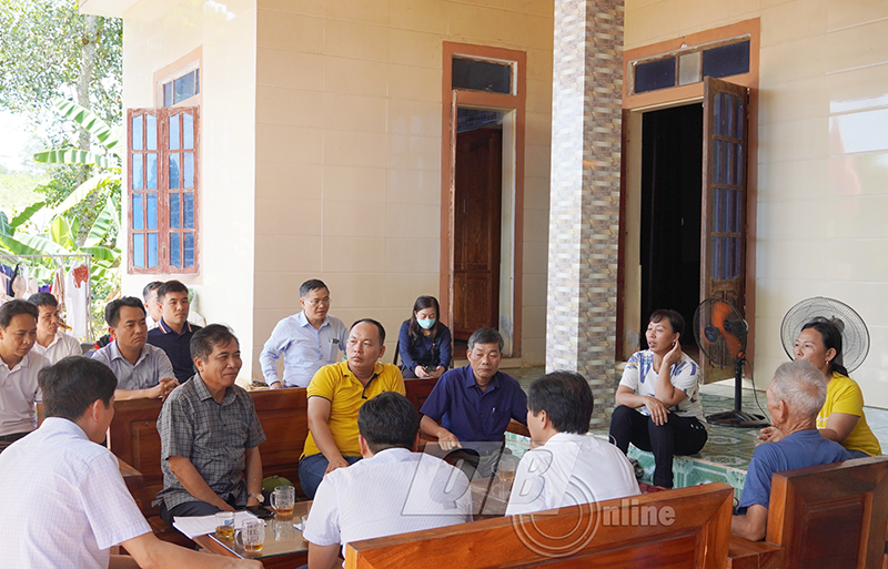 Đồng chí Phó Chủ tịch Thường trực UBND tỉnh Đoàn Ngọc Lâm trao đổi, nắm bắt tâm tư, nguyện vọng của một hộ dân đang vướng mắc trong giải phóng mặt bằng tại xã Trường Thủy.