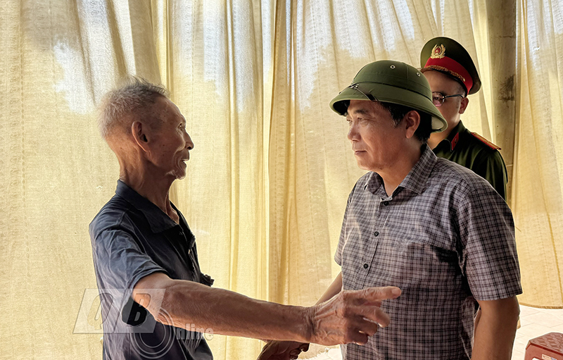 Đồng chí Phó Chủ tịch Thường trực UBND tỉnh Đoàn Ngọc Lâm trao đổi, nắm bắt tâm tư, nguyện vọng của một hộ dân đang vướng mắc trong giải phóng mặt bằng tại xã Trường Thủy.