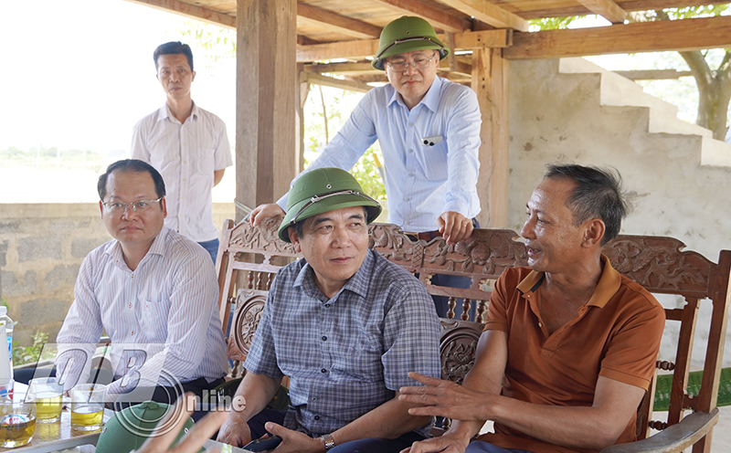 Đồng chí Phó Chủ tịch Thường trực UBND tỉnh Đoàn Ngọc Lâm trao đổi, nắm bắt tâm tư của một hộ dân trong diện di dời, giải phóng mặt bằng ở xã Phú Thủy.