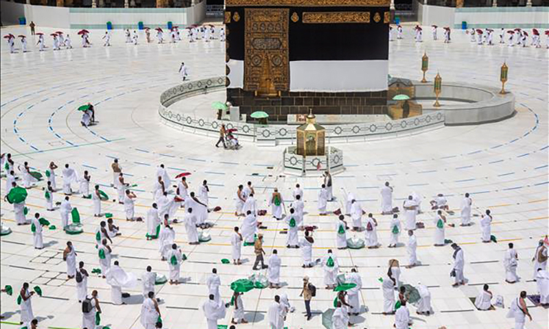 Các tín đồ Hồi giáo cầu nguyện tại Đền thờ Lớn ở thánh địa Mecca, Saudi Arabia, trong lễ hành hương Hajj. Ảnh tư liệu: THX/TTXVN