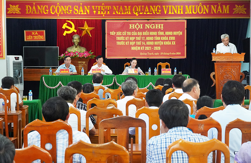 Tổ đại biểu HĐND tỉnh tiếp xúc với cử tri các xã phía Nam huyện Quảng Trạch tại trụ sở xã Liên Trường.