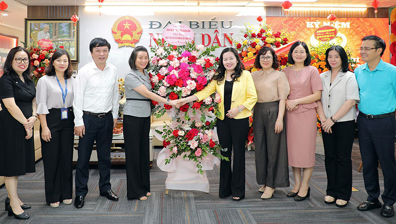 Đồng chí Nguyễn Minh Tâm, Phó trưởng đoàn chuyên trách Đoàn ĐBQH tỉnh tặng hoa chúc mừng báo Đại biểu Nhân dân nhân kỷ niệm 99 năm Ngày Báo chí Cách mạng Việt Nam.