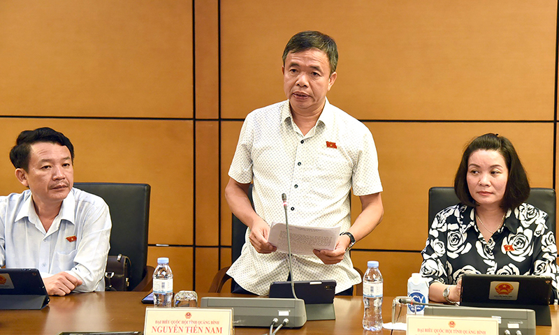 Đồng chí Thiếu tướng Nguyễn Tiến Nam, Viện trưởng Viện Khoa học hình sự thảo luận về các dự án luật.