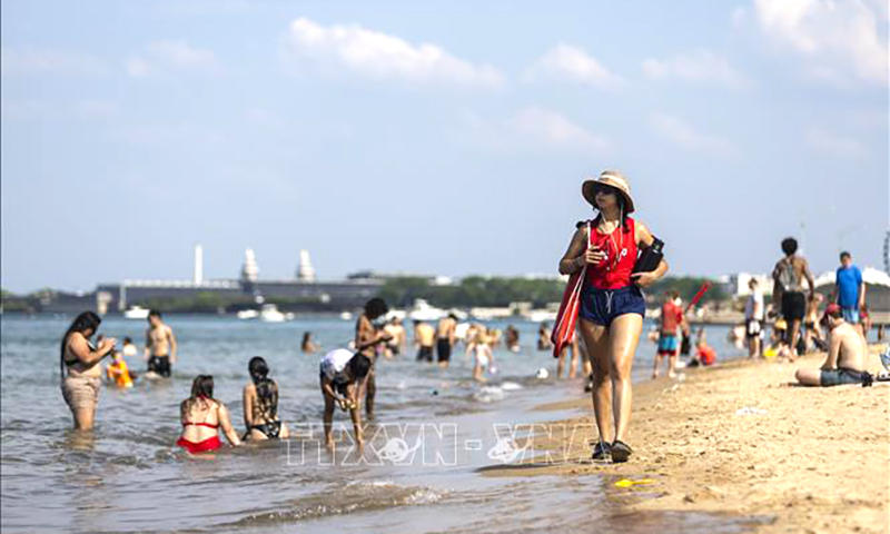 Người dân tránh nóng trên bãi biển ở Chicago, Mỹ, ngày 17/6/2024. Ảnh: THX/TTXVN