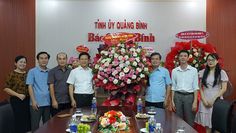 Đồng chí Lê Vĩnh Thế, Tỉnh ủy viên, Phó Chủ tịch HĐND tỉnh chúc mừng Báo Quảng Bình