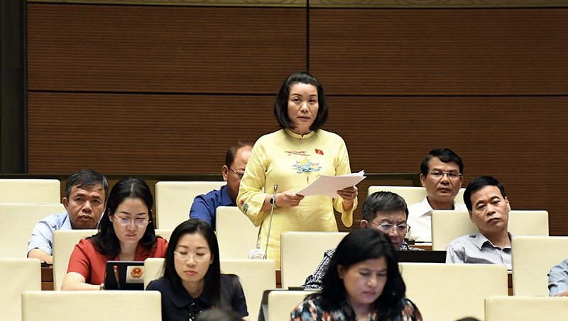 Đại biểu Nguyễn Minh Tâm, Phó trưởng đoàn chuyên trách Đoàn ĐBQH tỉnh thảo luận tại hội trường sáng 21/6