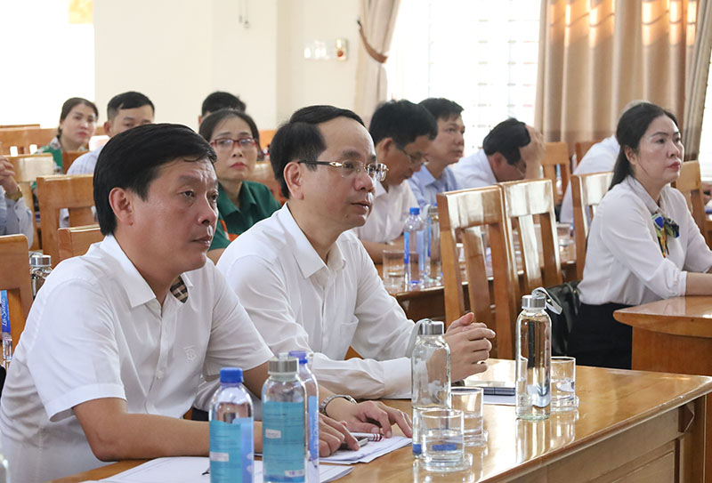 Các đại biểu tham dự hội nghị.