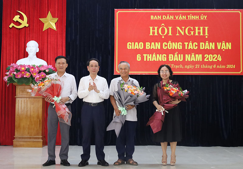 Đồng chí Trưởng ban Dân vận Tỉnh ủy Phan Mạnh Hùng tặng hoa cho các đồng chí nguyên trưởng ban dân vận các huyện ủy nghỉ hưu và chuyển công tác khác.   