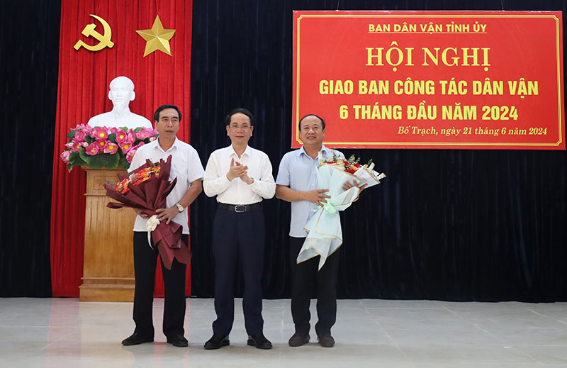 Đồng chí Trưởng ban Dân vận Tỉnh ủy Phan Mạnh Hùng tặng hoa cho các đồng chí mới được bổ nhiệm trưởng ban dân vận các huyện ủy, thành ủy. 