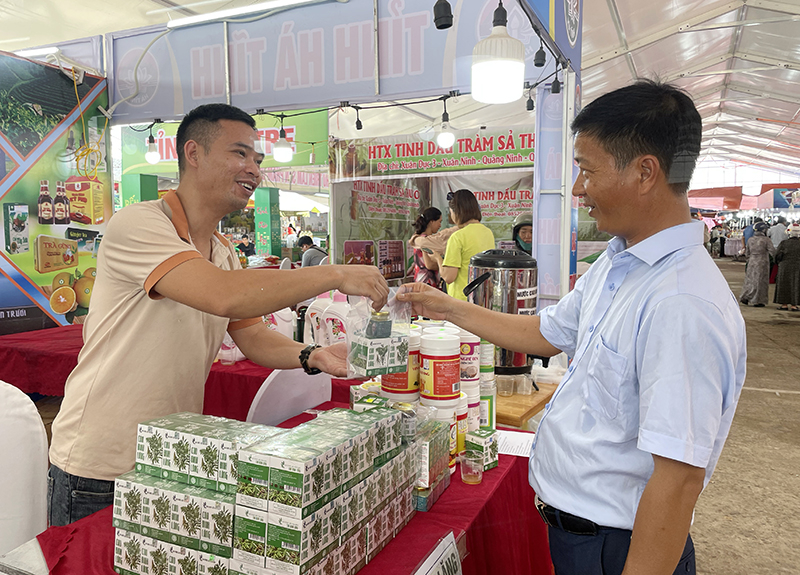 Khách tham quan, mua sắm tại hội chợ ưa chuộng các sản phẩm CNNTTB, OCOP được giới thiệu tại đây.