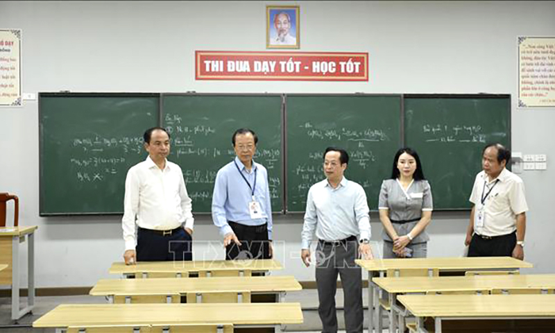 Thứ trưởng Bộ Giáo dục và Đào tạo Phạm Ngọc Thưởng kiểm tra tại trường THCS Chu Văn An (quận Tây Hồ). Ảnh: Nguyễn Cúc/TTXVN