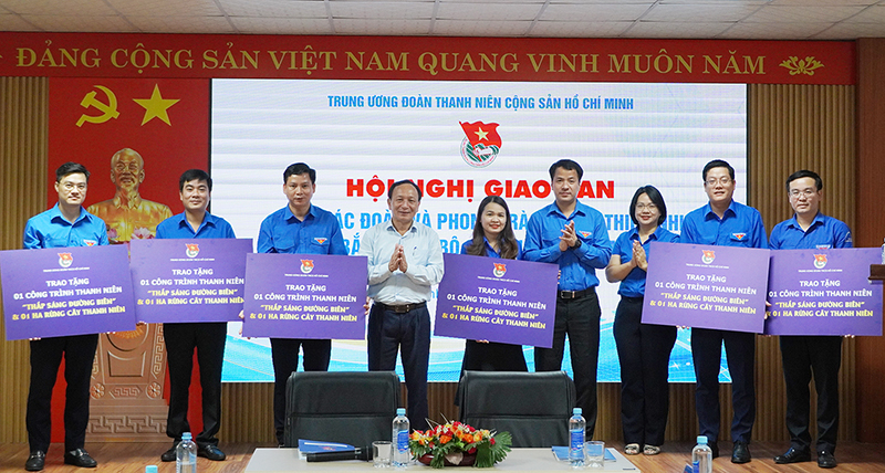  Các đồng chí: Bí thư BCH Trung ương Đoàn Ngô Văn Cương, Phó Bí thư Thường trực Tỉnh ủy Quảng Bình Trần Hải Châu, Trưởng Ban Thanh niên nông thôn Trung ương Đoàn Nguyễn Thị Thu Vân trao biển hỗ trợ công trình thanh niên cho các tỉnh cụm Bắc Trung Bộ.