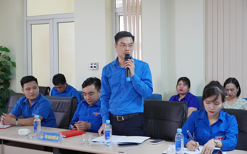 Đại diện lãnh đạo Tỉnh đoàn Nghệ An phát biểu ý kiến tại hội nghị.