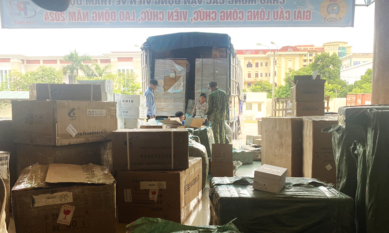 Công an tỉnh phát hiện, bắt giữ vụ vận chuyển hàng hóa nhập lậu trị giá khoảng 200 triệu đồng.