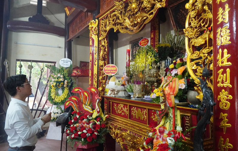 Ông Nguyễn Hữu Thắng, hậu duệ đời thứ 11 dâng hương lên bàn thờ  Lễ Thành hầu Nguyễn Hữu Cảnh.