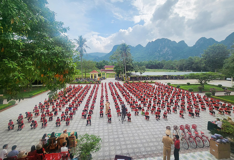 Công an huyện tổ chức tuyên truyền, phổ biến pháp luật về TTATGT và ra mắt mô hình điểm  