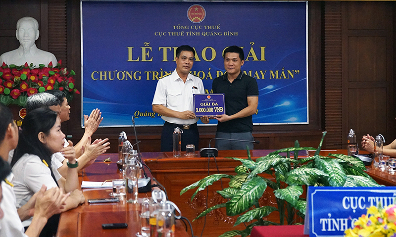 Trao thưởng cho khách hàng trúng thưởng chương trình “Hóa đơn may mắn” quý I/2024.