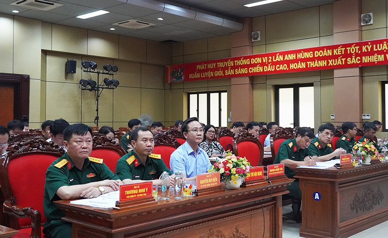 Đồng chí Phó Chủ tịch UBND tỉnh Hoàng Xuân Tân và các đại biểu tham dự hội nghị.