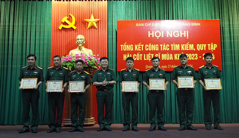 2 tập thể và 5 cá nhân có thành tích xuất sắc trong công tác tìm kiếm, quy tập HCLS trên địa bàn tỉnh Khăm Muồn và tỉnh Quảng Bình mùa khô 2023-2024 được Ban Chỉ đạo 515 tỉnh khen thưởng.