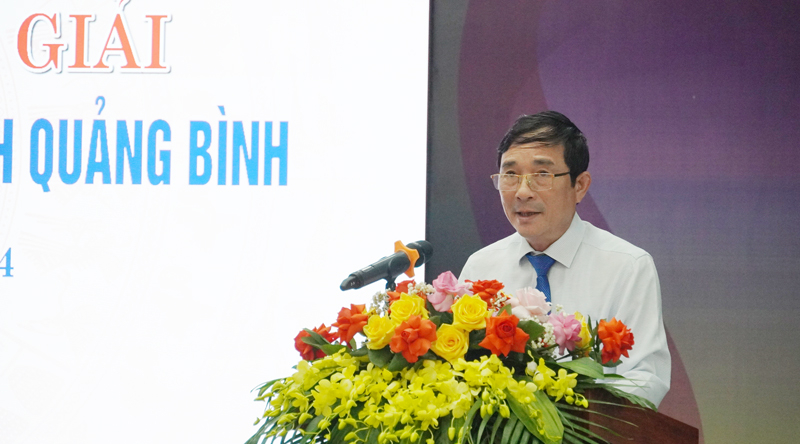 Đại diện lãnh đạo Sở Văn hóa-Thể thao báo cáo tổng kết Cuộc thi sáng tác Biểu trưng tỉnh Quảng Bình.