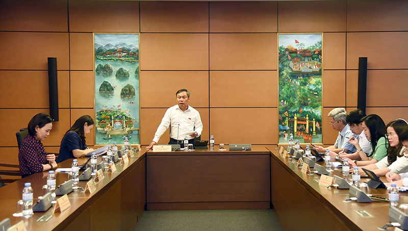Đồng chí Bí thư Tỉnh ủy, Trưởng đoàn ĐBQH tỉnh Vũ Đại Thắng điều hành phiên thảo luận tổ