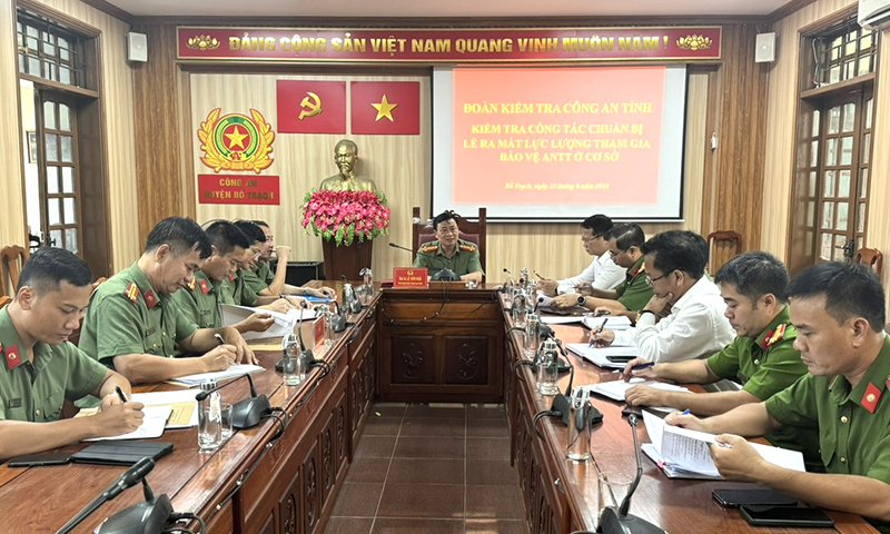 Đoàn công tác Công an tỉnh kiểm tra công tác chuẩn bị lễ ra mắt lực lượng tham gia bảo vệ ANTT ở cơ sở tại huyện Bố Trạch.