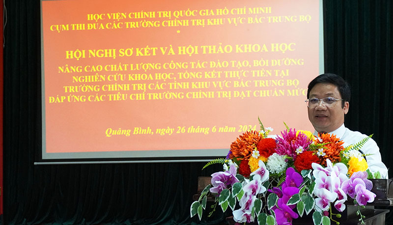 Đồng chí Trưởng ban Tuyên giáo Tỉnh ủy Cao Văn Định phát biểu tại hội nghị sơ kết và hội thảo khoa học.