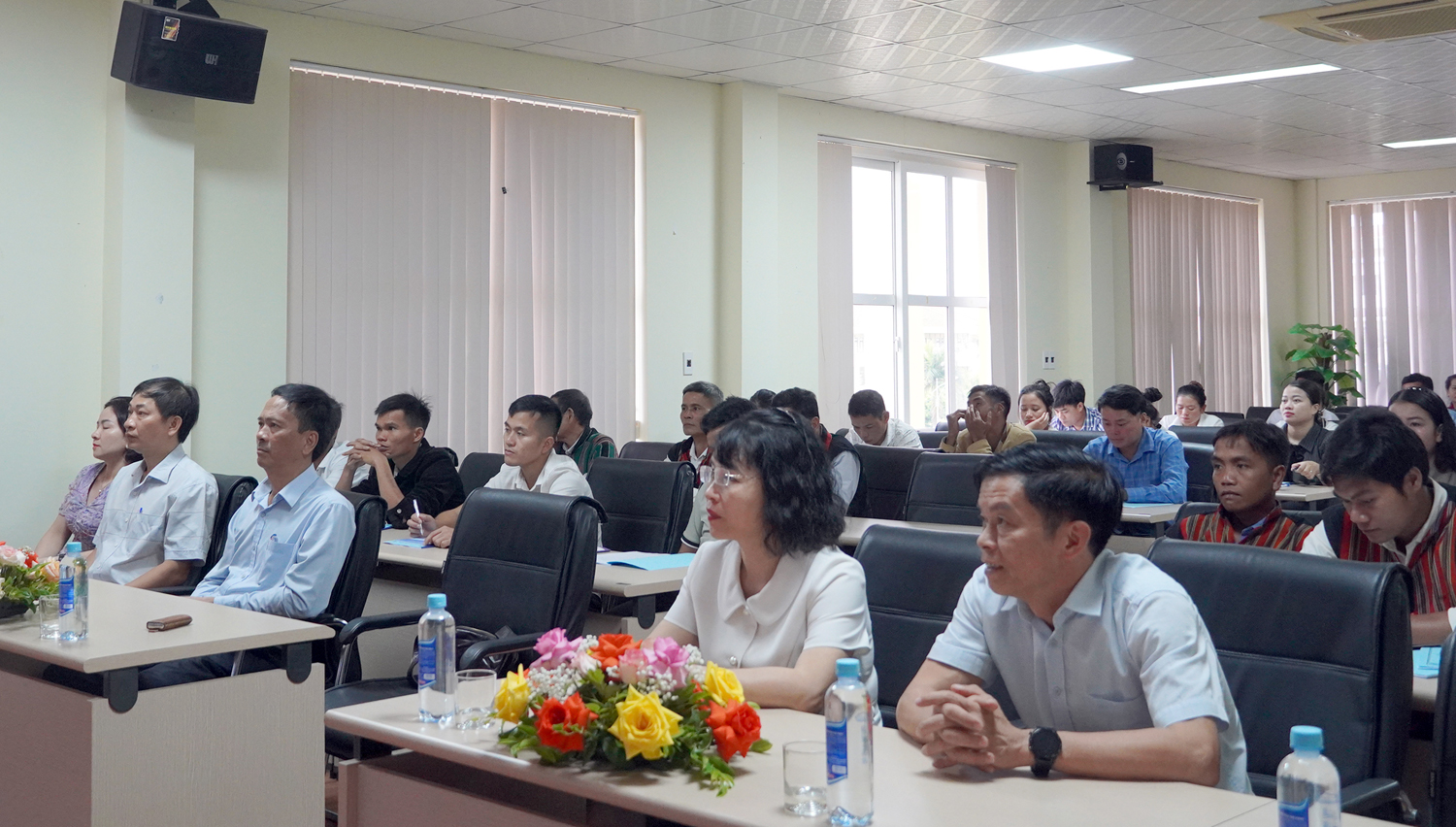 Các đại biểu tham dự khai mạc.