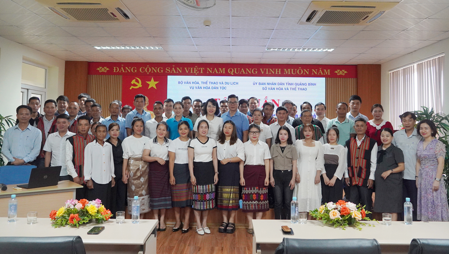 Các đại biểu chụp ảnh lưu niệm cùng học viên lớp học.
