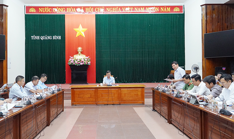 Lãnh đạo Sở Giao thông vận tải báo cáo các vướng mắc của Dự án thành phần 1-Đường ven biển.