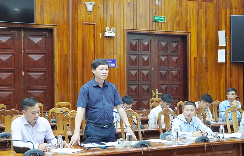 Đại diện Ban QLDA đường Hồ Chí Minh phát biểu tại cuộc họp.