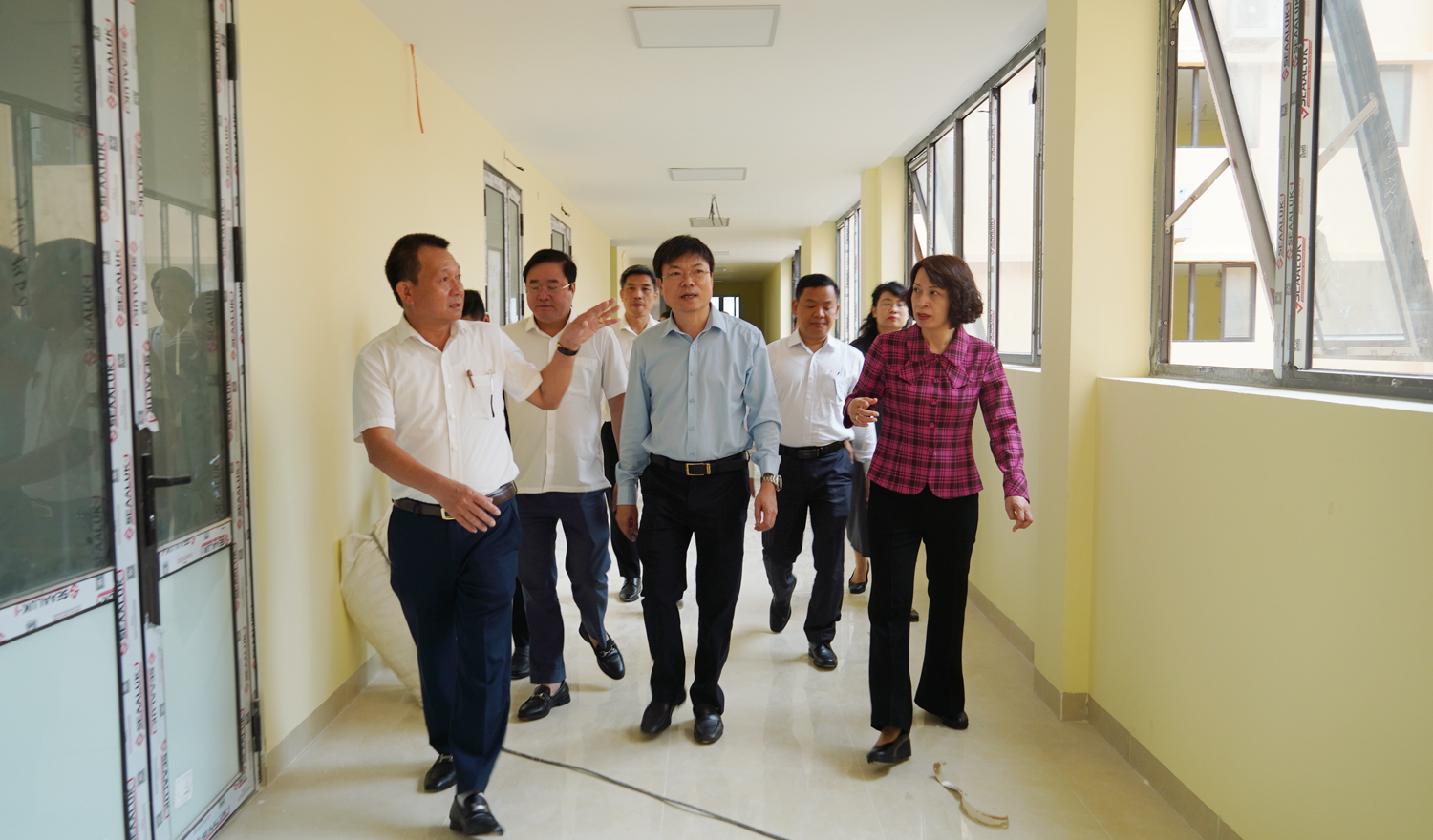 Thứ trưởng Bộ Y tế Nguyễn Thị Liên Hương kiểm tra thực tế tại công trình trụ sở CDC Quảng Bình.