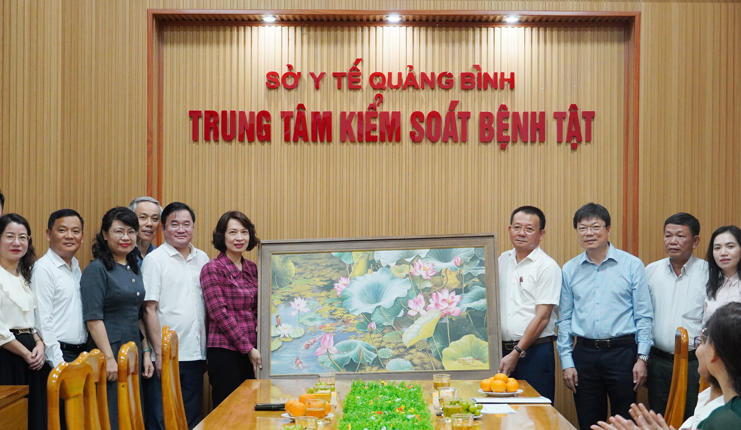 Thứ trưởng Bộ Y tế Nguyễn Thị Liên Hương tặng quà chúc mừng cán bộ, nhân viên CDC Quảng Bình đã làm tốt công tác phòng chống dịch bệnh. 