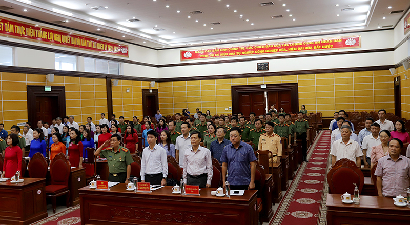 Các đại biểu thực hiện nghi thức chào cờ trước lúc bước vào hội nghị