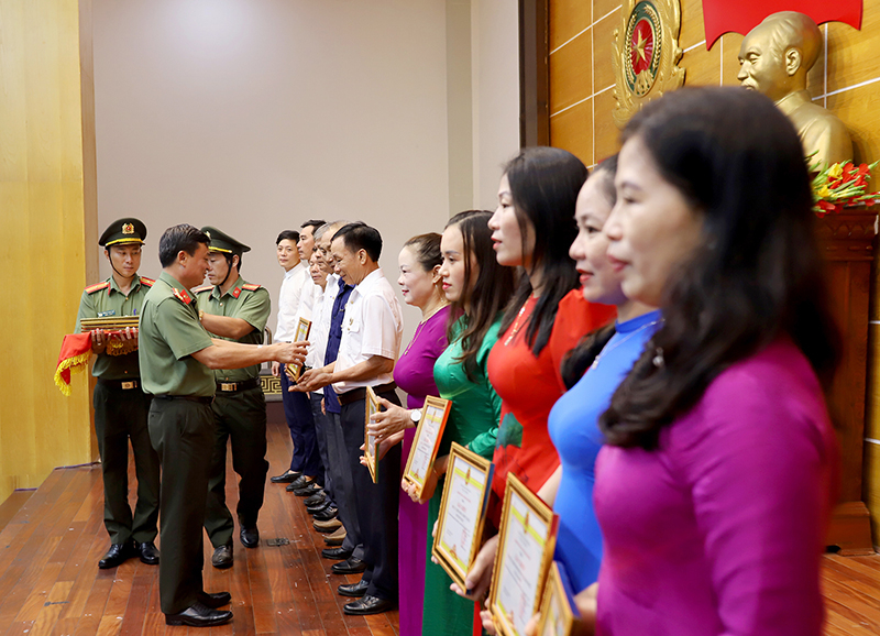 Các tập thể đạt thành tích xuất sắc về thực hiện phong trào toàn dân bảo vệ ANTQ giai đoạn 2019-2024 được biểu dương, khen thưởng