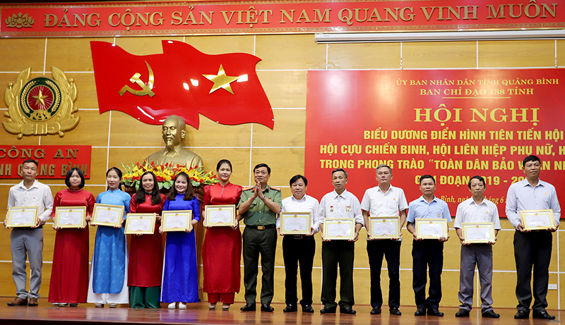 Các cá nhân có thành tích xuất sắc về thực hiện phong trào toàn dân bảo vệ ANTQ giai đoạn 2019-2024 được biểu dương, khen thưởng